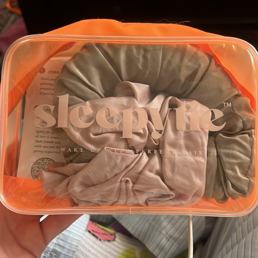 Sleepytie overnight curl securement device